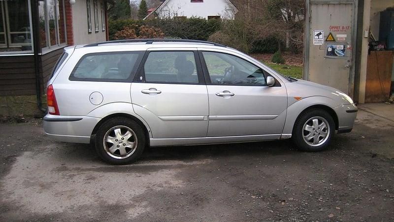 Begagnad Ford Focus 101 HK (74 kW) 2003 Silver Kombi