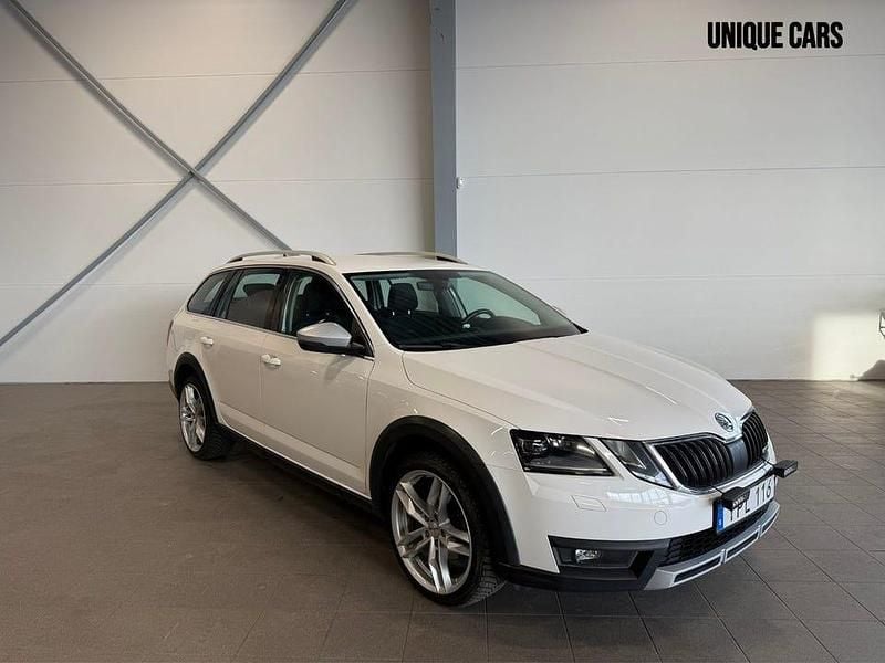 Vit Begagnad 2017 Skoda Octavia Scout Kombi | 179 900 kr (Marknadspris) - Bild 1/4