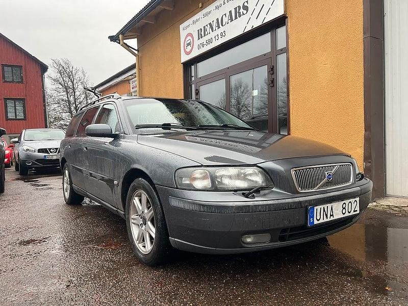 Grå Begagnad 2003 Volvo V70 Business Edition Kombi | 29 900 kr (Marknadspris) - Bild 1/4