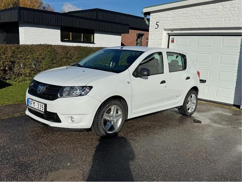 Begagnad 2013 Dacia Sandero Halvkombi | 45 000 kr - Bild 1/4