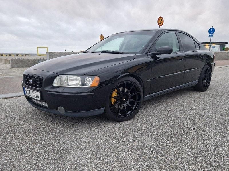 Svart Begagnad 2005 Volvo S60 Sedan | 48 000 kr (Dyr) - Bild 1/4