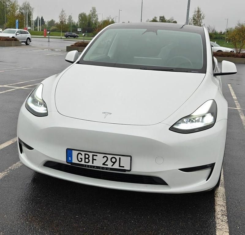 Begagnad 2024 Tesla Model Y Long Range AWD SUV | 396 000 kr (Marknadspris) - Bild 1/4