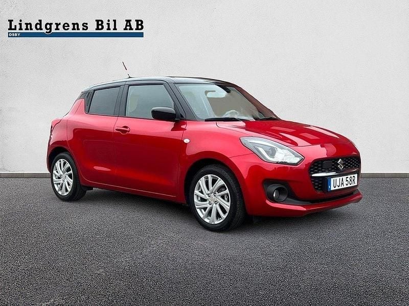 Röd/svart Begagnad 2023 Suzuki Swift Halvkombi | 204 900 kr (Lite dyr) - Bild 1/4
