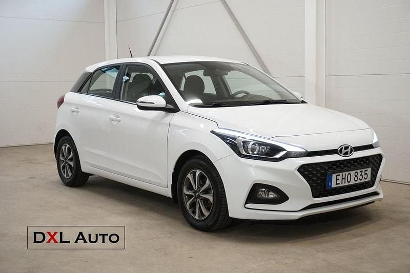 Vit Begagnad 2020 Hyundai i20 Premium Halvkombi | 129 900 kr (Marknadspris) - Bild 1/4
