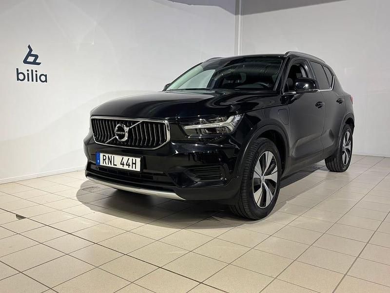 Svart Begagnad 2022 Volvo XC40 Inscription SUV | 339 800 kr (Marknadspris) - Bild 1/4