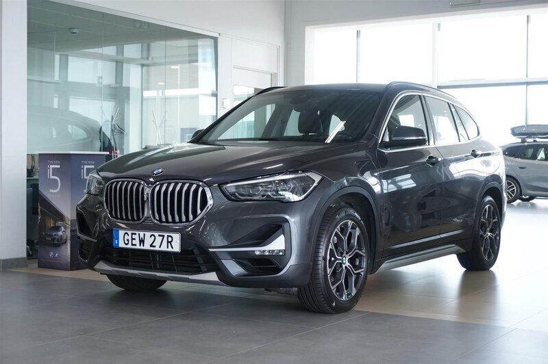 Grå (mineralgrå metallic) Begagnad 2020 BMW X1 xLine SUV | 289 500 kr (Marknadspris) - Bild 1/4