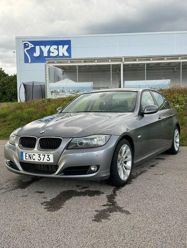 Grå Begagnad 2009 BMW 318 Comfort Edition Sedan | 74 900 kr (Marknadspris) - Bild 1/4
