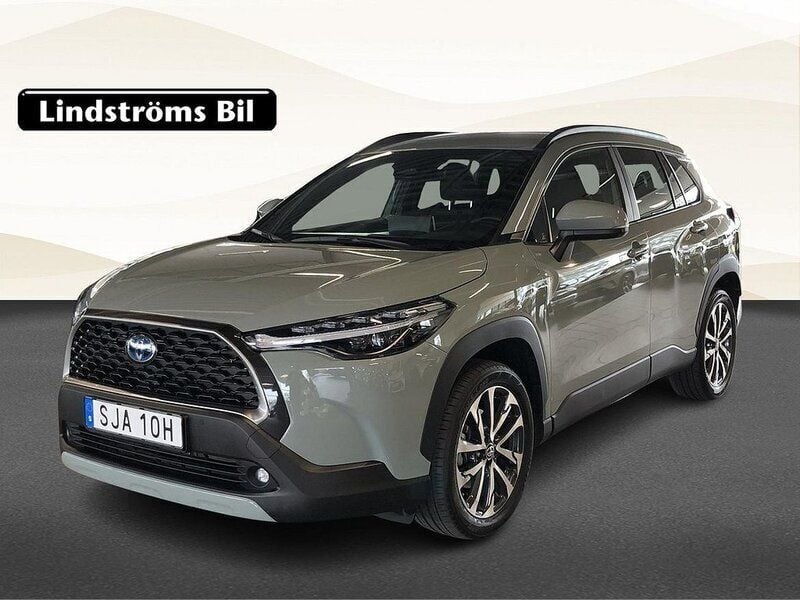 Grön Begagnad 2022 Toyota Corolla Cross Style SUV | 389 000 kr (Marknadspris) - Bild 1/3