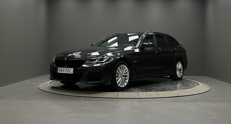 Grå Begagnad 2024 BMW 530 M Sport Kombi | 499 000 kr - Bild 1/4