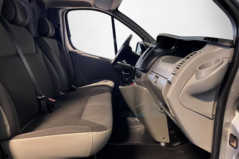 Begagnad Opel Vivaro 116 HK (85 kW) 2011 Grå Minibuss