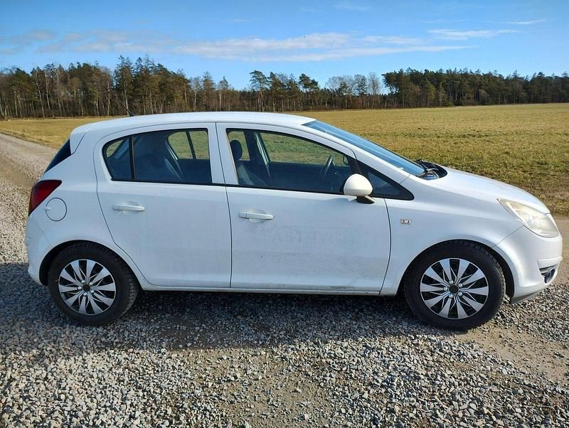 Vit Begagnad 2009 Opel Corsa Halvkombi | 25 000 kr (Marknadspris) - Bild 1/4