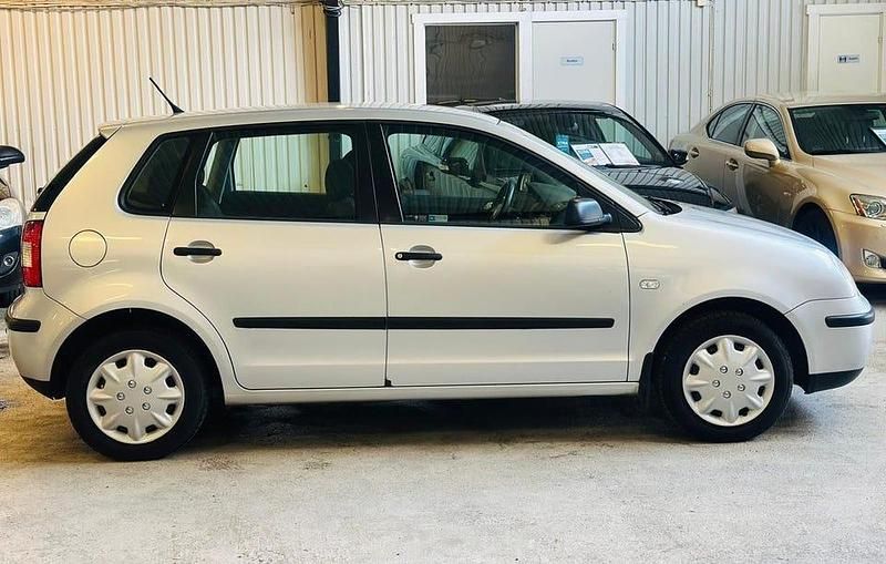 Begagnad VW Polo Basis 86 HK (63 kW) 2005 Silver Halvkombi