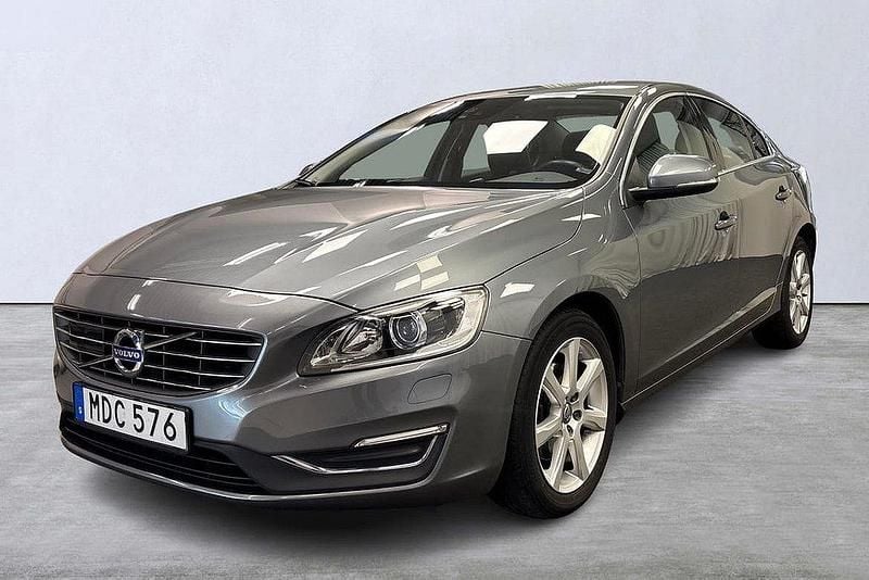 Grå Begagnad 2015 Volvo S60 Momentum Sedan | 169 900 kr (Marknadspris) - Bild 1/4
