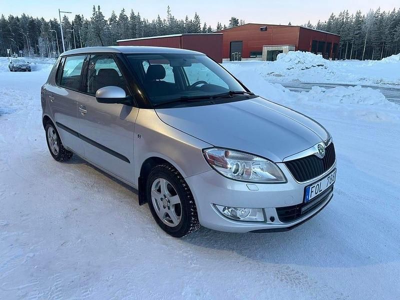 Begagnad Skoda Fabia Elegance 90 HK (66 kW) 2012 Silver