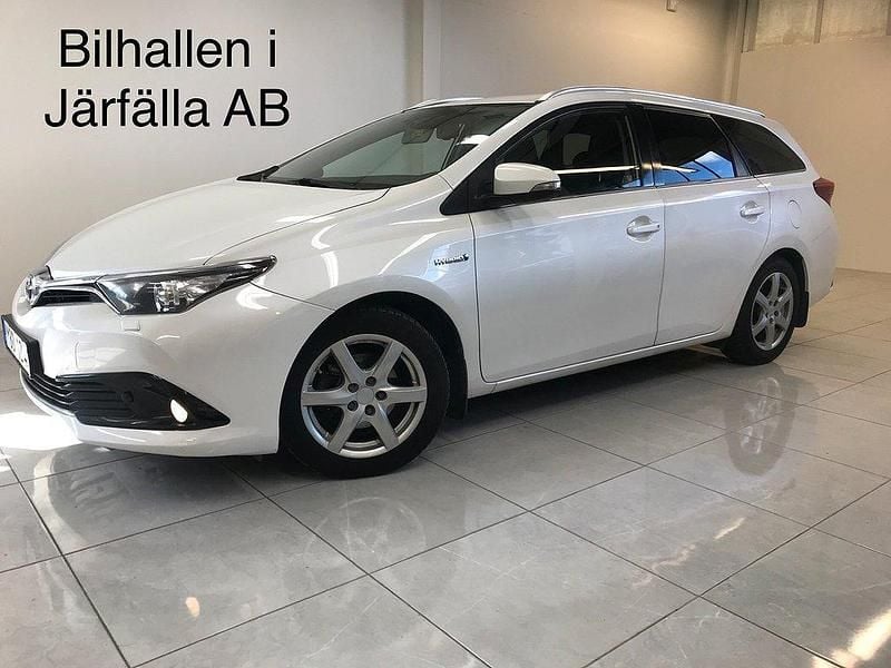 Vit Begagnad 2015 Toyota Auris Touring Sports Active Kombi | 149 900 kr (Lite dyr) - Bild 1/4