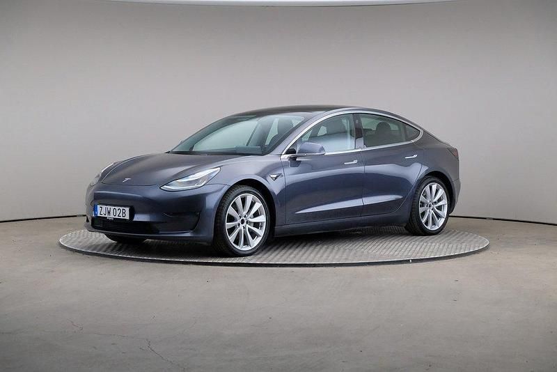 Grå Begagnad 2020 Tesla Model 3 Long Range AWD Sedan | 275 000 kr (Marknadspris) - Bild 1/4