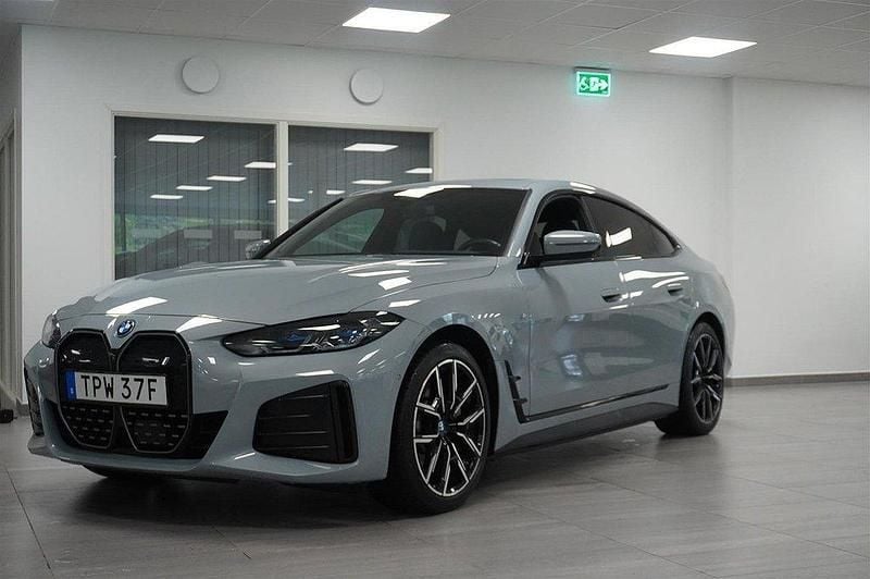 Grå Begagnad 2022 BMW i4 Shadowline Sedan | 449 800 kr (Dyr) - Bild 1/4