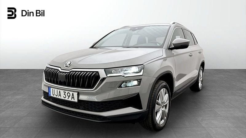 Grå Begagnad 2023 Skoda Karoq Style SUV | 289 900 kr (Marknadspris) - Bild 1/4