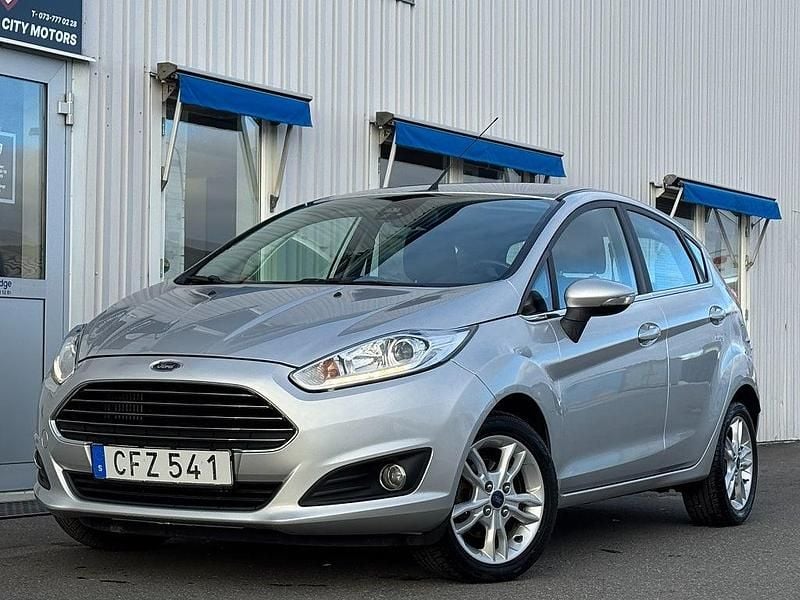 Grå Begagnad 2016 Ford Fiesta Titanium Halvkombi | 94 900 kr (Marknadspris) - Bild 1/4
