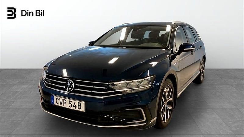 Blå Begagnad 2020 VW Passat GTE Kombi | 239 900 kr (Marknadspris) - Bild 1/4