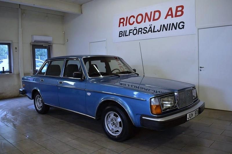 Mörkblå Begagnad 1977 Volvo 260 Sedan | 119 900 kr - Bild 1/4