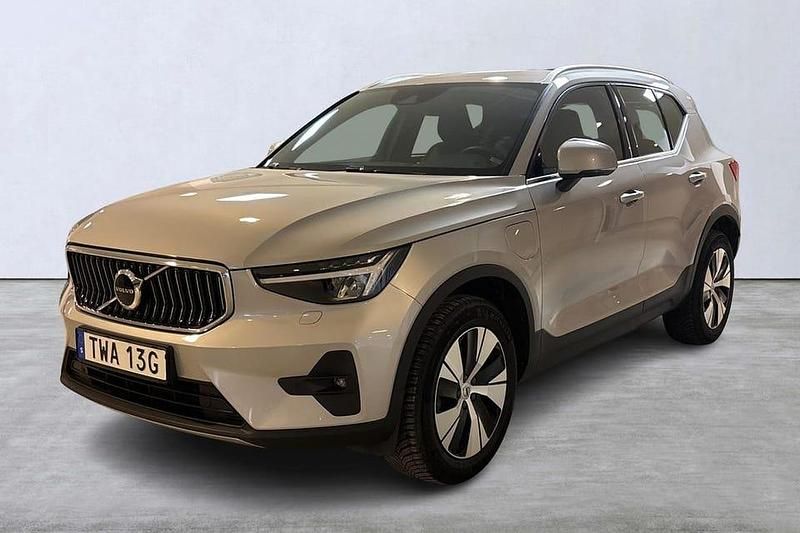 Silver Begagnad 2023 Volvo XC40 Core SUV | 399 900 kr (Dyr) - Bild 1/4