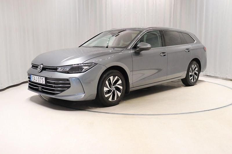 Mörkgrå Begagnad 2024 VW Passat Business Kombi | 369 900 kr (Dyr) - Bild 1/4