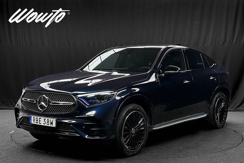 Mörkblå Begagnad 2024 Mercedes GLC400d AMG Sportkupé | 799 800 kr (Bra pris) - Bild 1/3