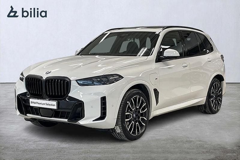 Vit Begagnad 2025 BMW X5 M Sport SUV | 998 900 kr (Marknadspris) - Bild 1/4