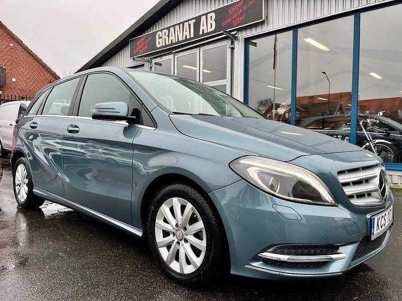 Begagnad Mercedes B200 136 HK (100 kW) 2014 Blå met Minibuss