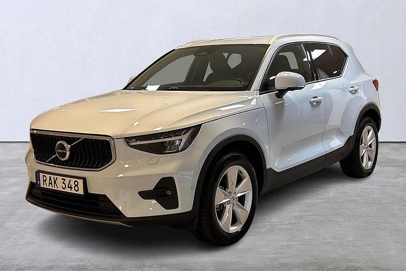 Ljusblå Begagnad 2024 Volvo XC40 Core SUV | 349 900 kr (Bra pris) - Bild 1/4