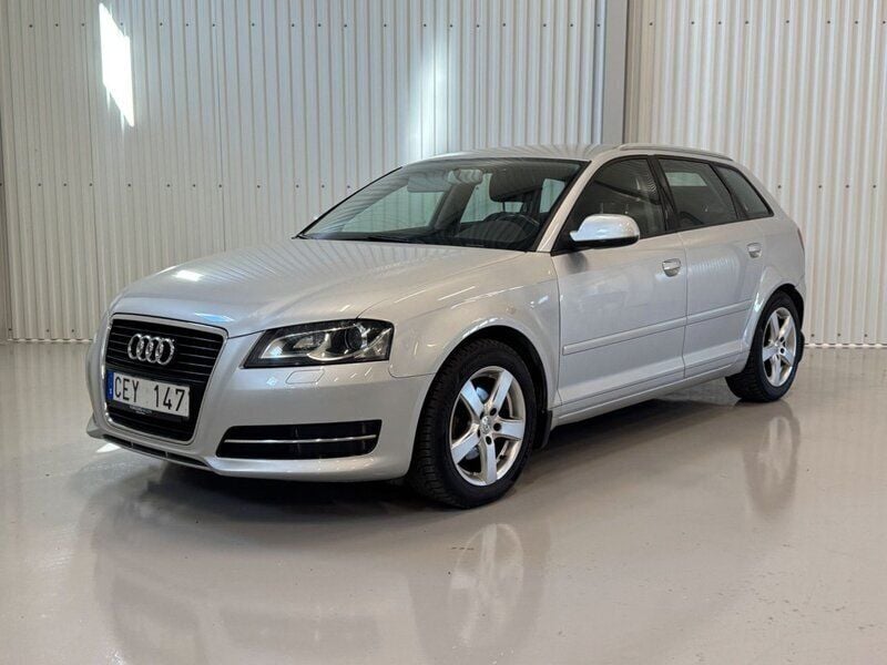 Silver Begagnad 2011 Audi A3 Sportback Attraction Halvkombi | 49 900 kr (Marknadspris) - Bild 1/4