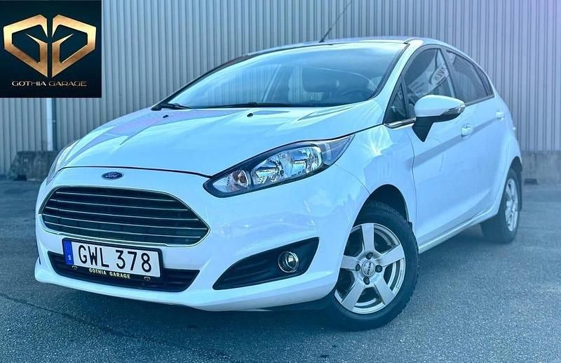 Vit Begagnad 2015 Ford Fiesta Trend Halvkombi | 74 900 kr (Marknadspris) - Bild 1/4