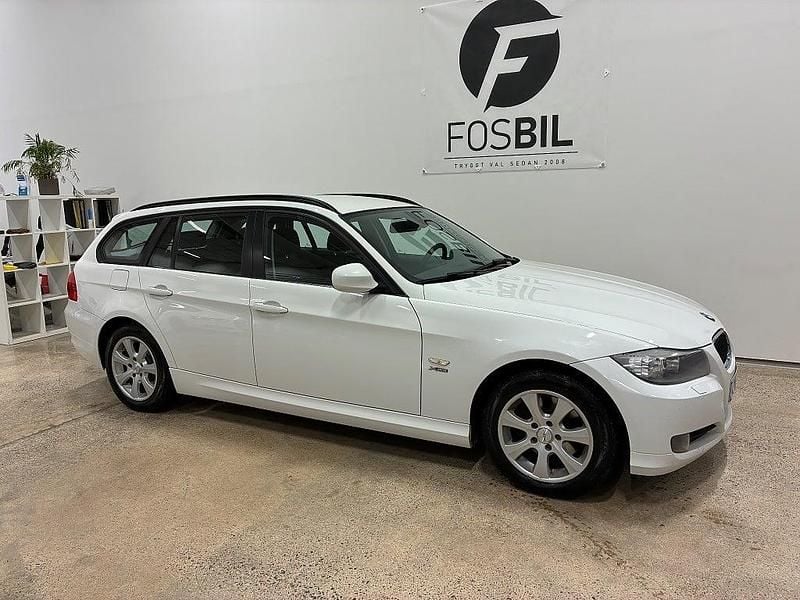 Vit Begagnad 2012 BMW 320 Kombi | 129 900 kr (Marknadspris) - Bild 1/3