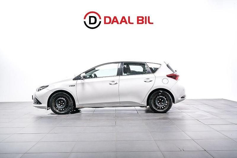 Vit Begagnad 2017 Toyota Auris Hybrid Active Halvkombi | 134 700 kr (Marknadspris) - Bild 1/4