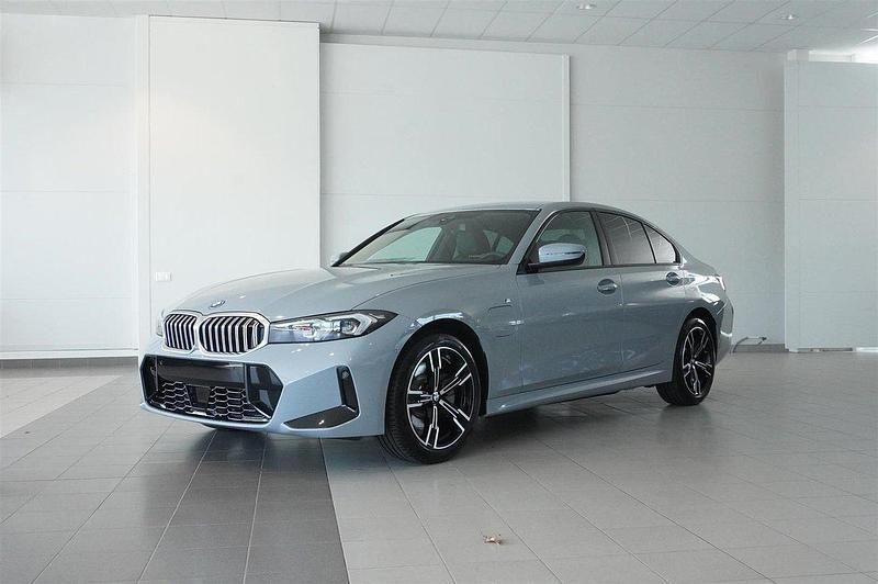 Grå Ny 2025 BMW 330e Efficient Dynamics Sedan | 635 600 kr (Marknadspris) - Bild 1/4
