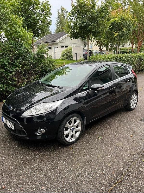 Svart Begagnad 2012 Ford Fiesta Titanium Halvkombi | 44 500 kr (Marknadspris) - Bild 1/4
