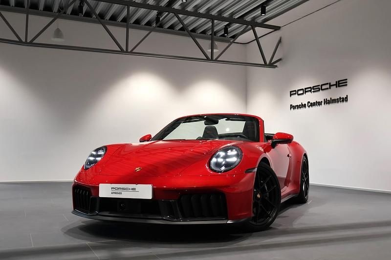 Flerfärgad (red) Begagnad 2025 Porsche 911 Carrera 4 GTS Cab | 2 250 000 kr - Bild 1/4