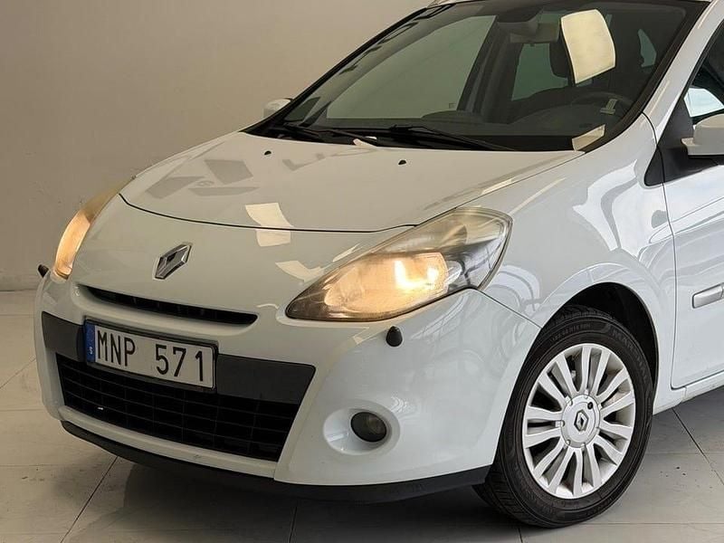 Begagnad Renault Clio II 101 HK (74 kW) 2011 Vit Kombi