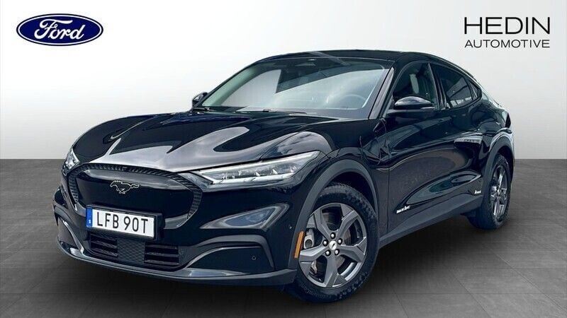 Svart (black) Begagnad 2021 Ford Mustang Mach-E Standard Range SUV | 329 900 kr (Bra pris) - Bild 1/4