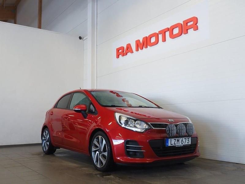 Begagnad Kia Rio 84 HK (61 kW) 2015 Röd Halvkombi