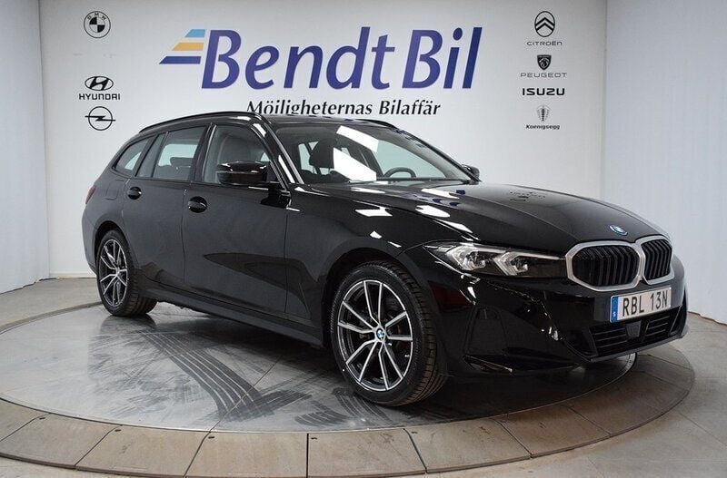 Svart Begagnad 2024 BMW 330e Shadowline Kombi | 539 500 kr (Marknadspris) - Bild 1/4