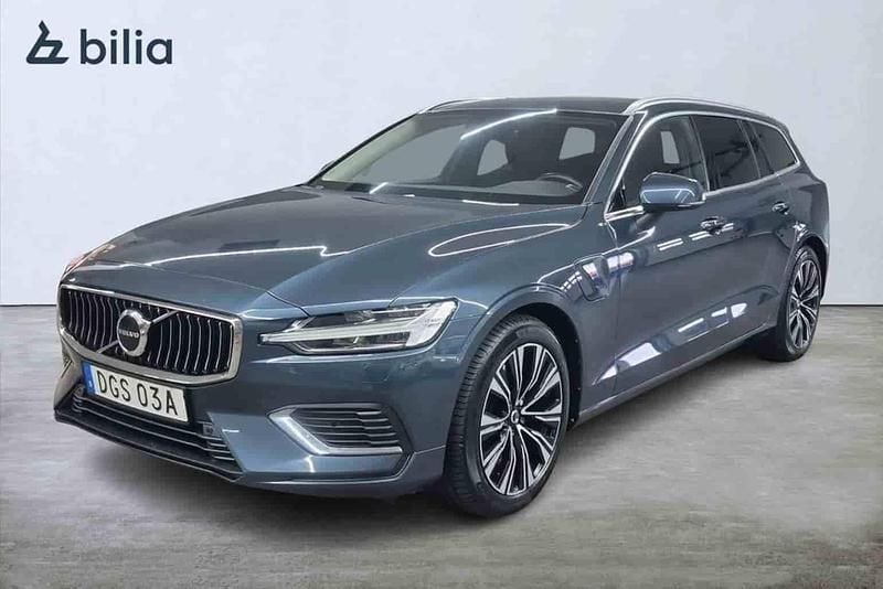 Mörkblå Begagnad 2022 Volvo V60 Core Kombi | 389 000 kr (Marknadspris) - Bild 1/1