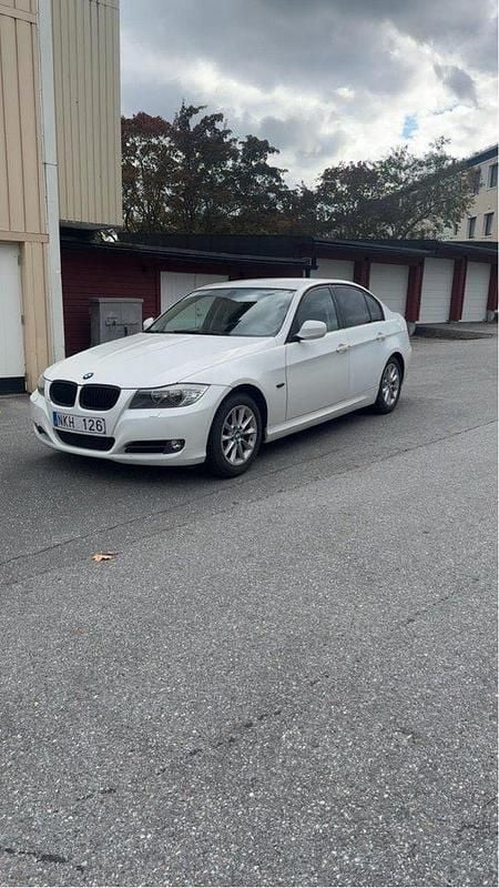 Vit Begagnad 2009 BMW 318 Comfort Edition Sedan | 52 500 kr (Bra pris) - Bild 1/4