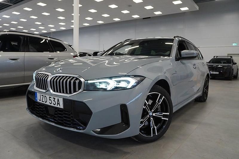 Grå Begagnad 2025 BMW 330e M Sport Kombi | 489 900 kr (Superpris) - Bild 1/4