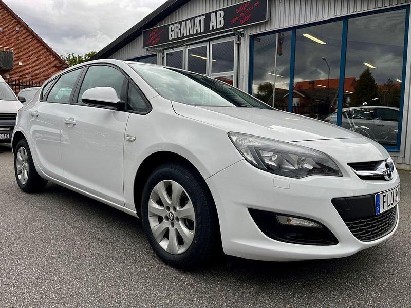 Vit Begagnad 2015 Opel Astra Enjoy Halvkombi | 85 000 kr (Marknadspris) - Bild 1/4