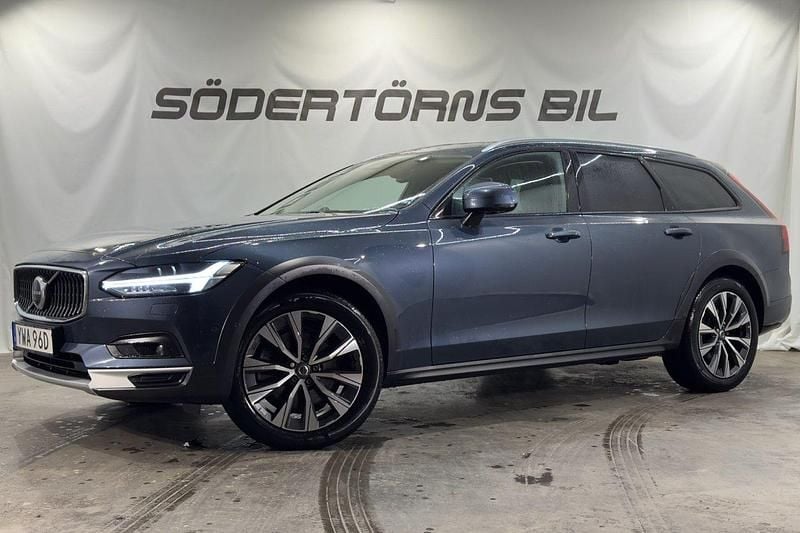 Mörkblå (denim blue metallic) Begagnad 2022 Volvo V90 CC Inscription Kombi | 489 900 kr (Dyr) - Bild 1/4