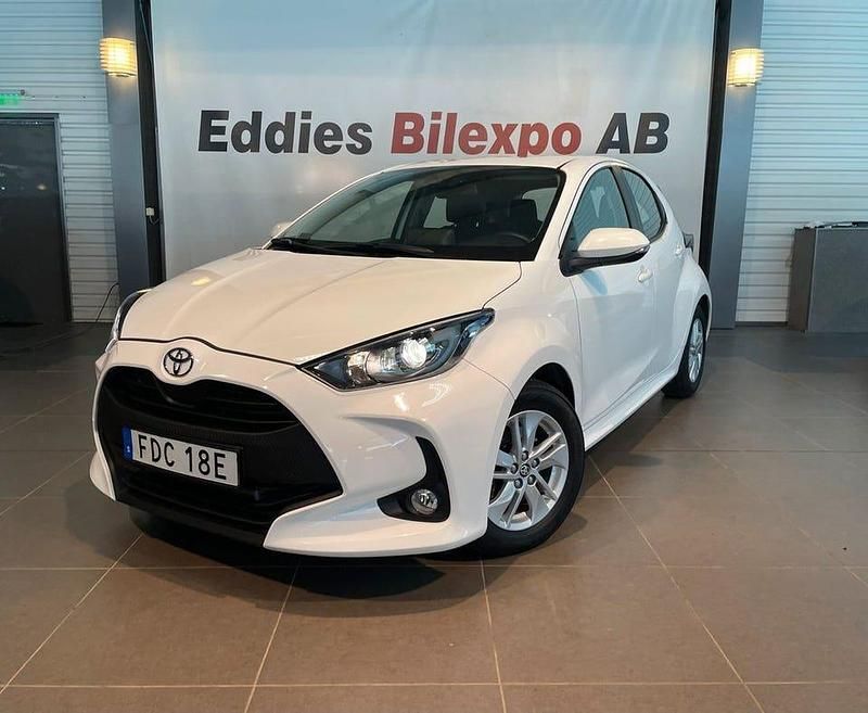 Vit Begagnad 2023 Toyota Yaris Active Halvkombi | 199 900 kr (Bra pris) - Bild 1/4