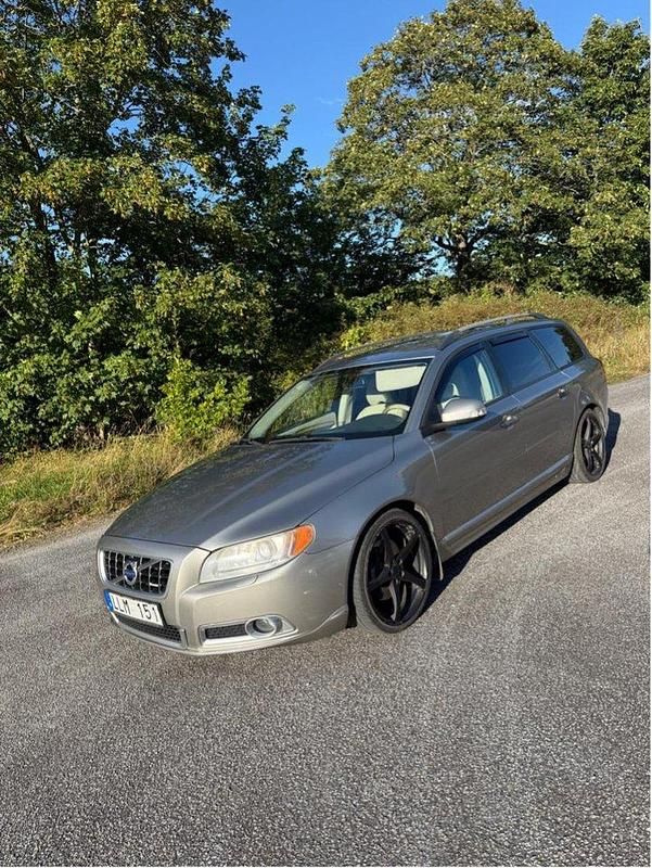 Brun Begagnad 2008 Volvo V70 Momentum Kombi | 65 000 kr (Marknadspris) - Bild 1/4