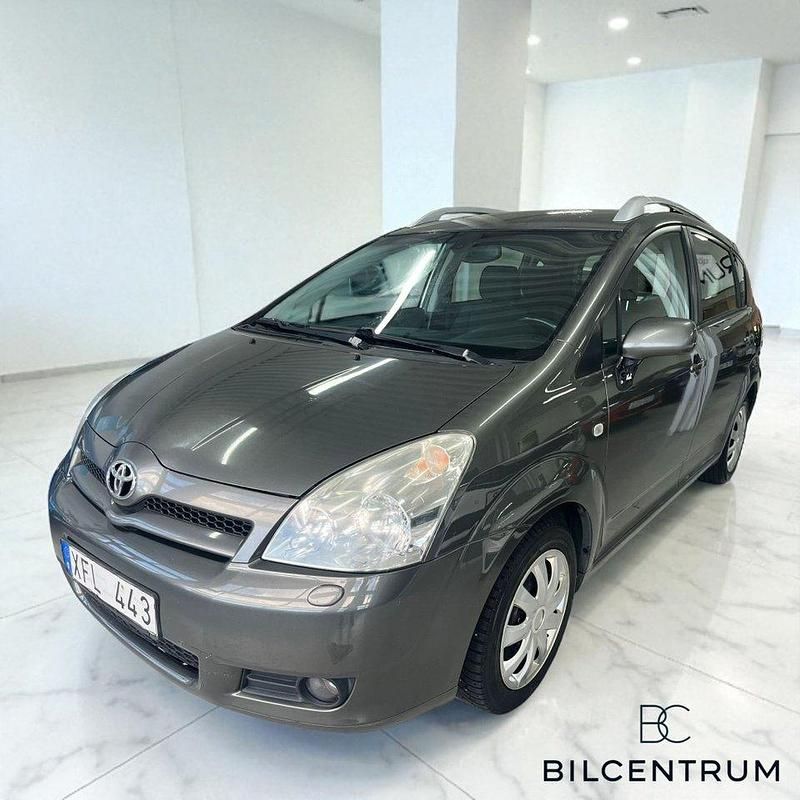 Grå Begagnad 2005 Toyota Corolla Verso Minibuss | 39 900 kr (Marknadspris) - Bild 1/4